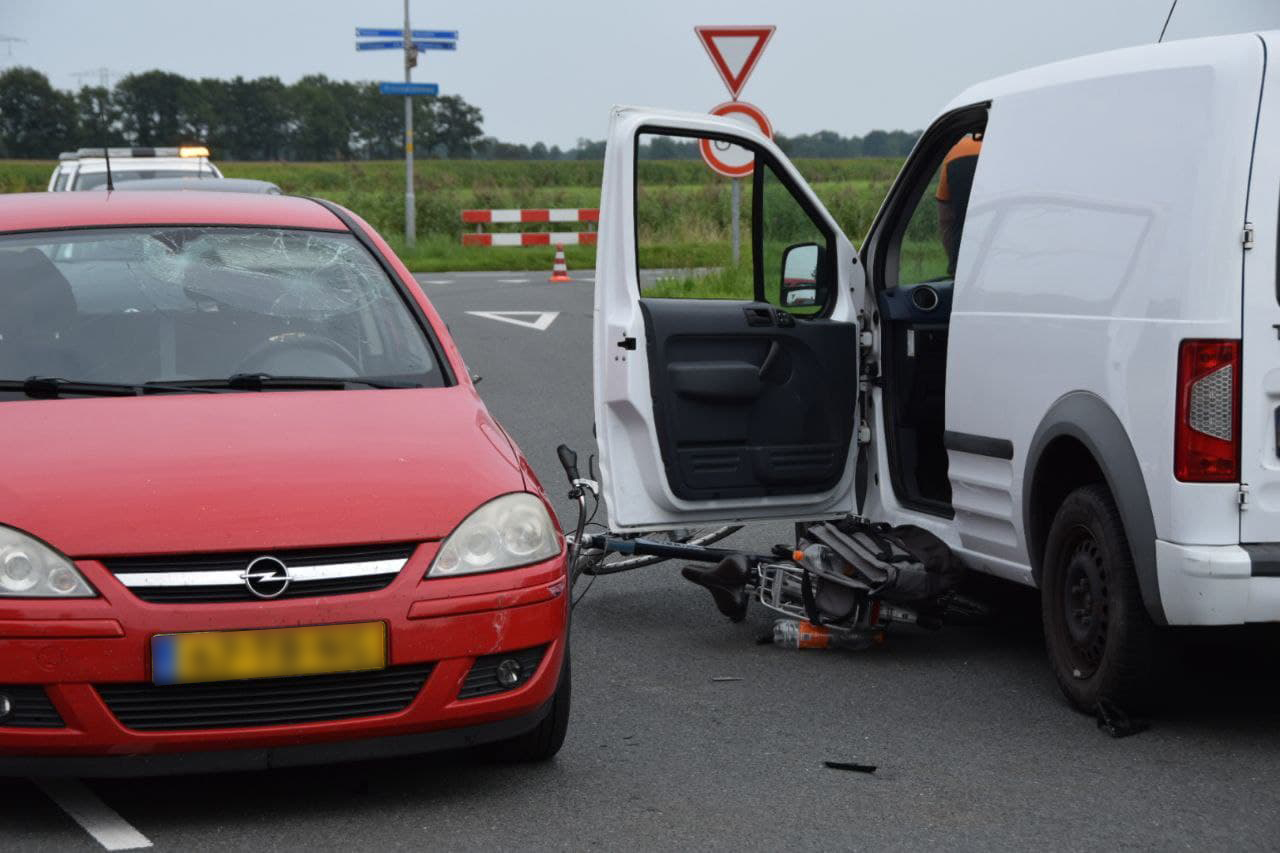 Fietser gewond na aanrijding met auto in Doezum