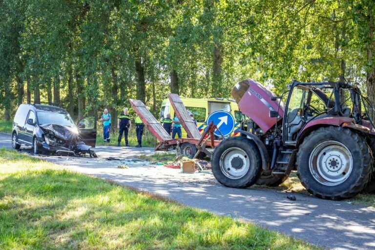 Tractor en bestelbus betrokken bij fors verkeersongeval
