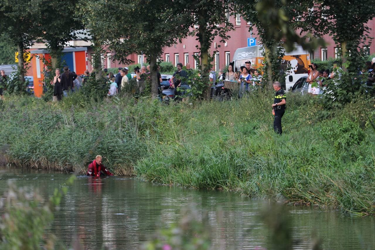 Zoekactie naar persoon in het water langs Bedumerweg na vondst van sporttas