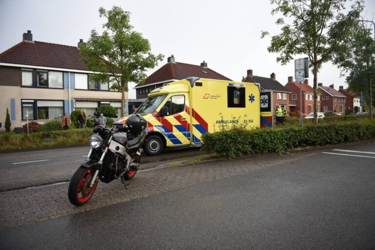 Motorrijder botst achterop auto in Winschoten; passagier gewond