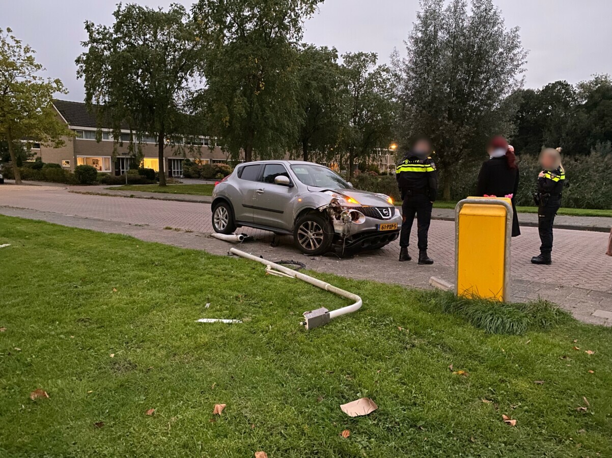 Automobiliste (23) botst op lantaarnpaal in Drachten