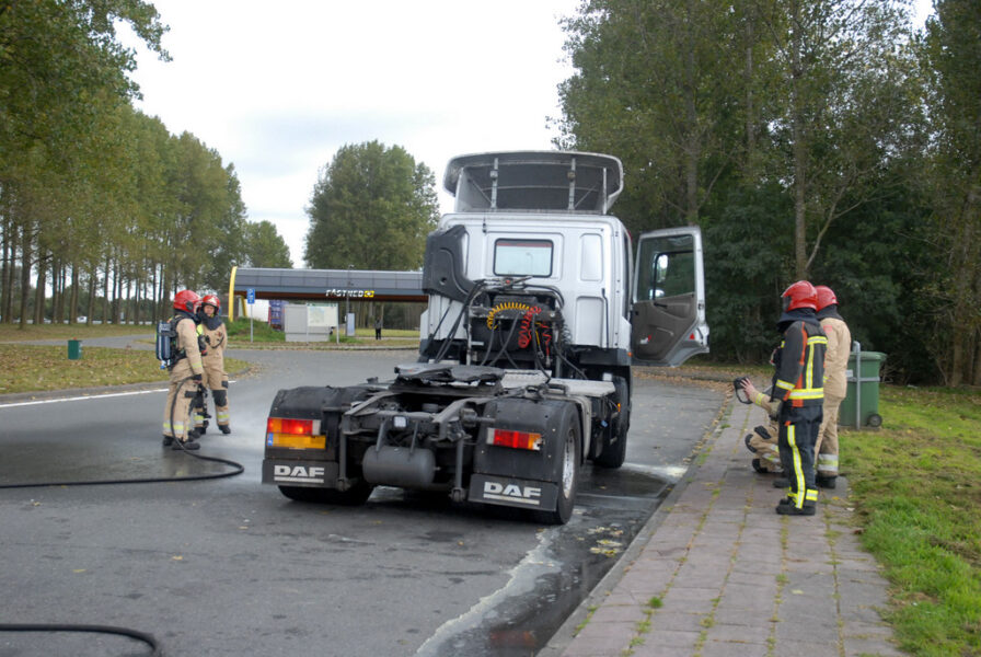 Vrachtwagenbrand bij tankstation langs A7 snel onder controle