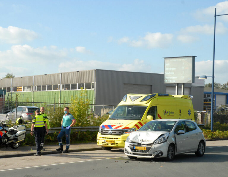 Auto’s botsen op Noorderweg in Marum