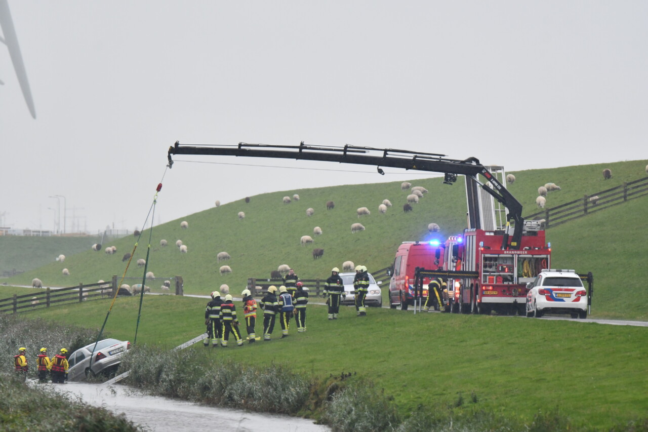 Auto in de sloot bij Wijnaldum