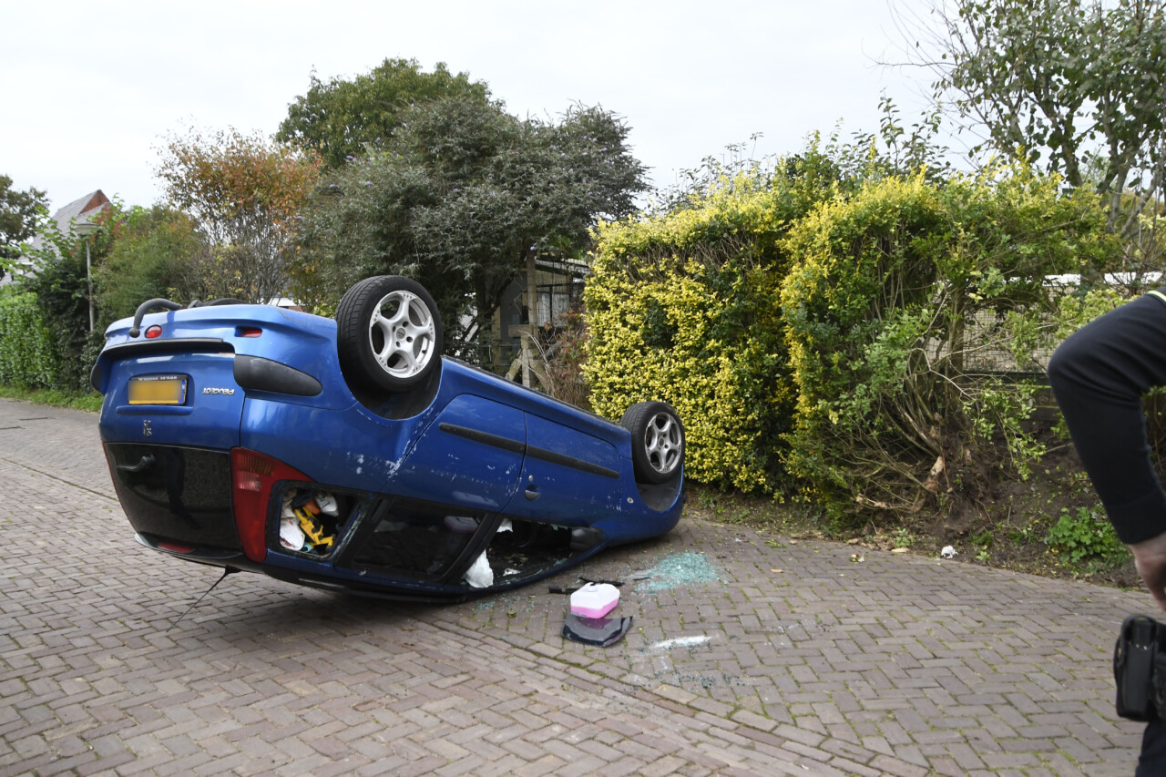 Auto belandt op de kop in Paterswolde