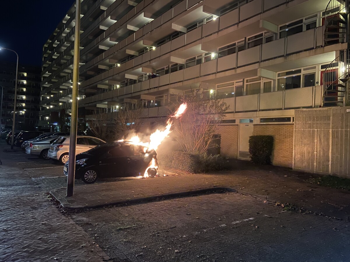 Nachtelijke autobrand aan Helios in Hoogeveen