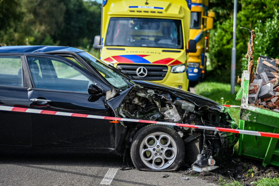 Auto botst tegen bouwcontainer in Zuidbroek