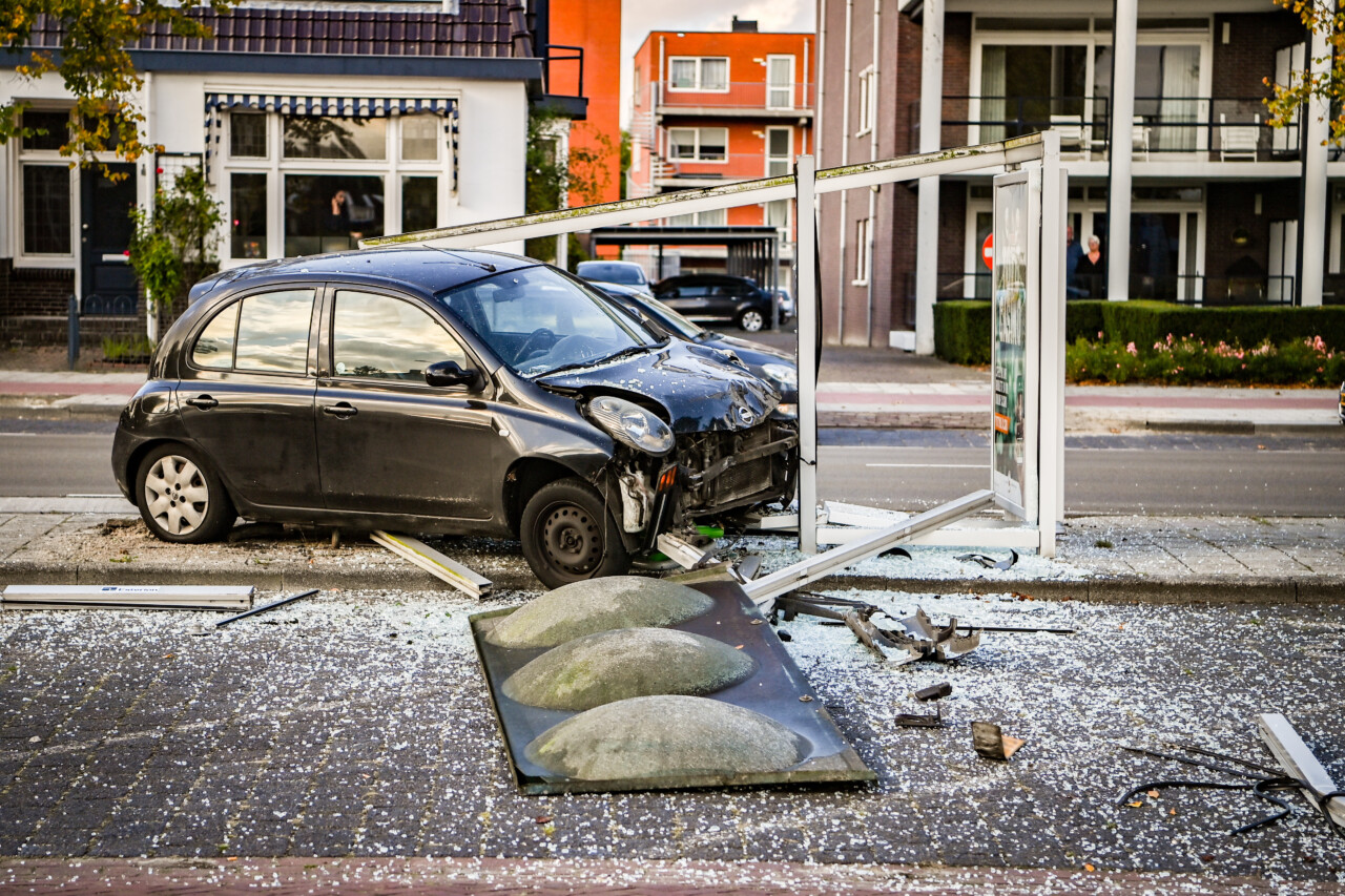 Auto rijdt door bushokje aan de Hoofdstraat in Hoogezand