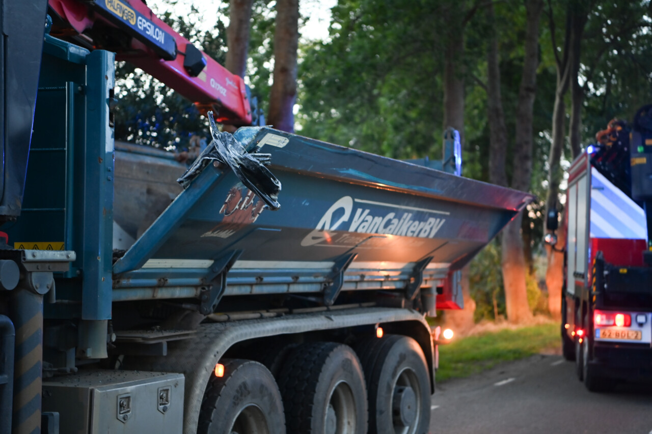 Ernstig ongeval op Hoofdweg bij Meerstad; bestelbus botst op zijschot van rijdende vrachtwagen