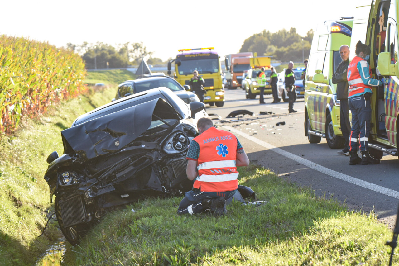 Porsche Panamera total loss bij ongeval op N34 in Emmen