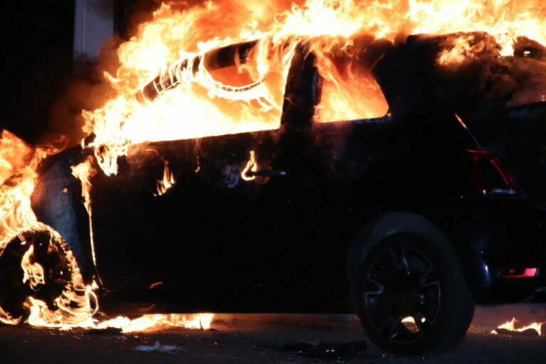 Autobrand in Assen; vermoedelijk brandstichting