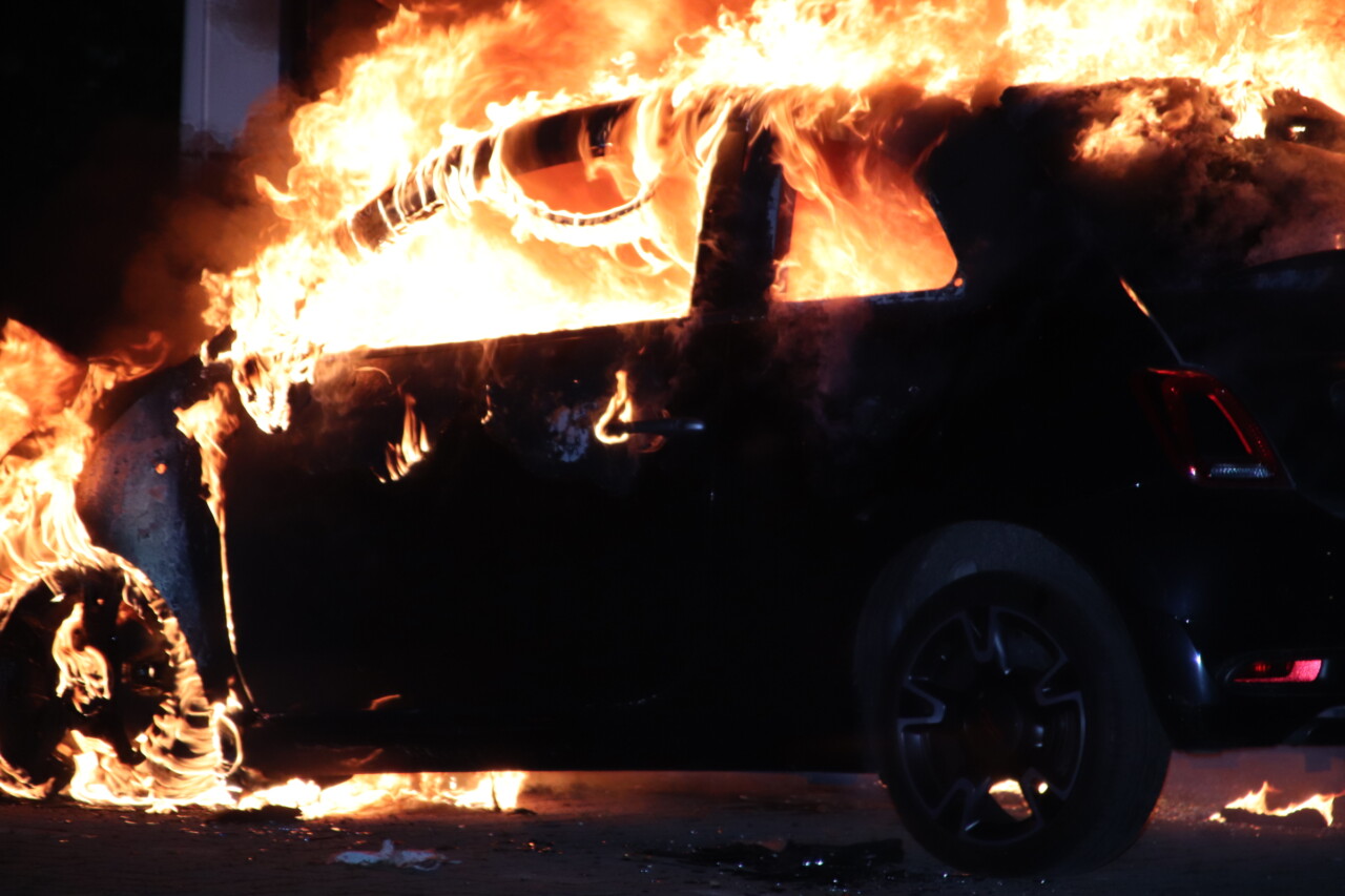 Autobrand in Assen; vermoedelijk brandstichting