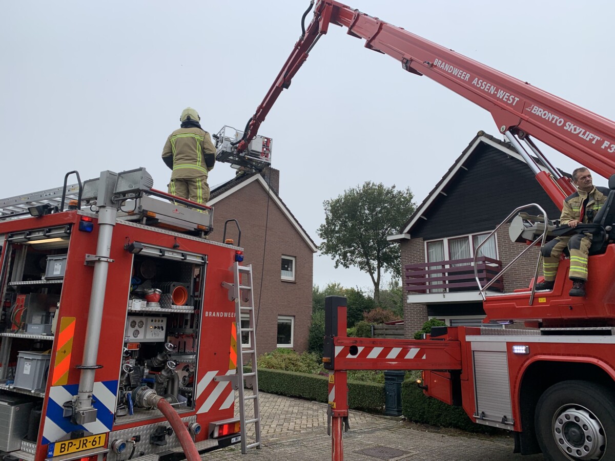 Rookontwikkeling bij schoorsteenbrand in Smilde