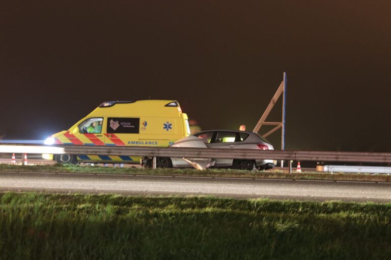 A7 tussen Joure en Heerenveen tijdelijk afgesloten na ongeval met auto en vrachtwagen