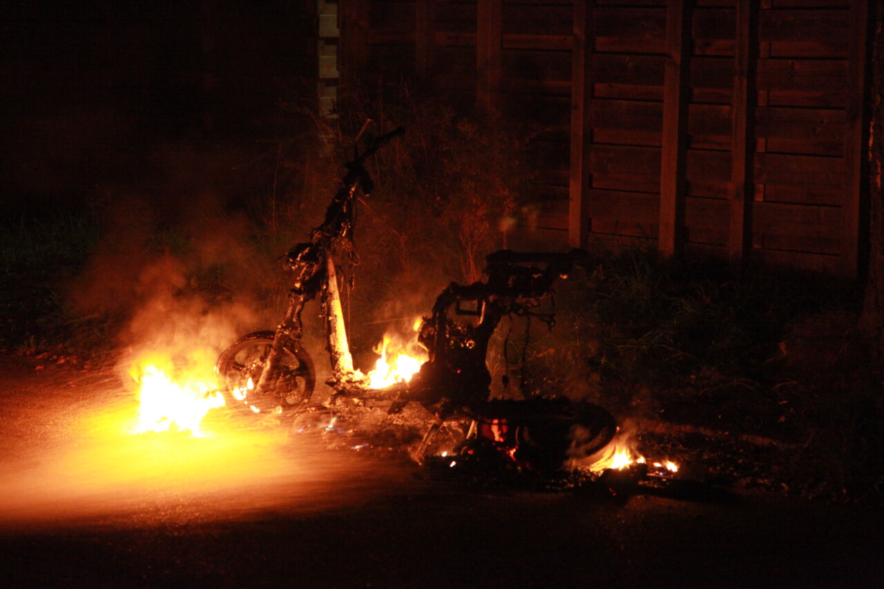 Taxi en deelscooters in brand gestoken in Assen