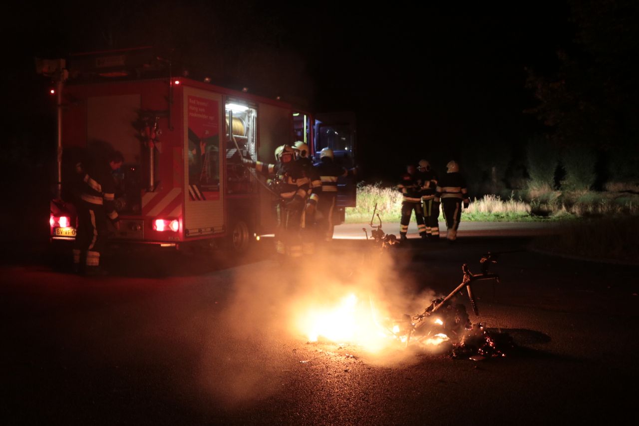 Scooter gaat in vlammen op in Joure