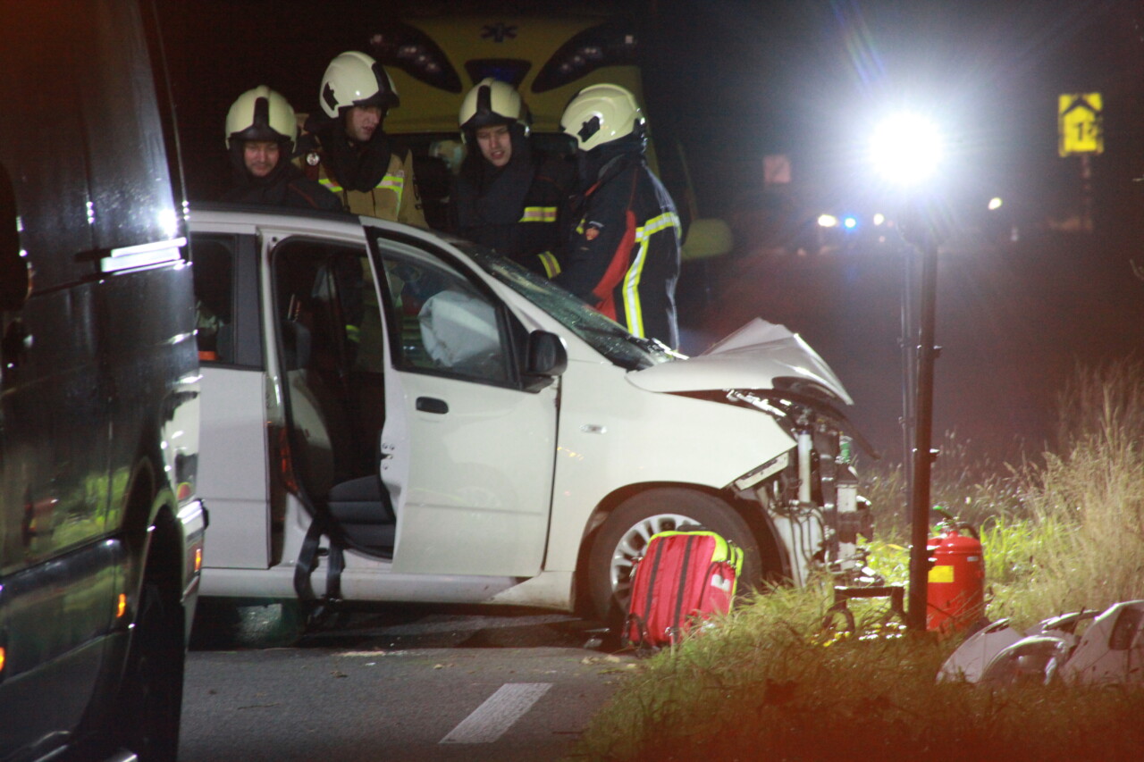 Auto botst tegen boom bij Bruntinge; twee gewonden