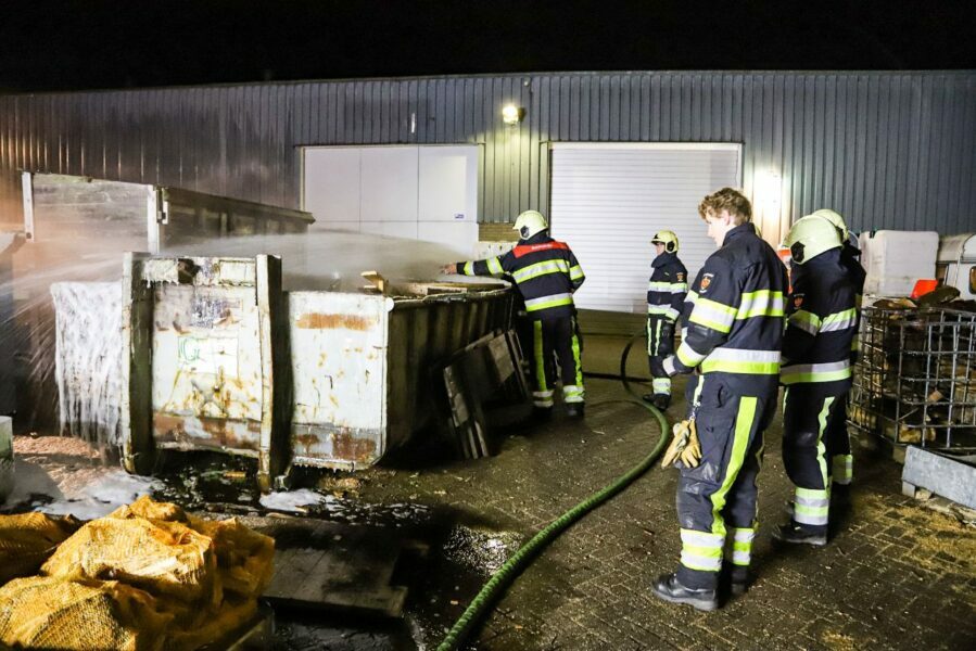 Container voor de tweede keer in brand gestoken bij bedrijf in Drachten