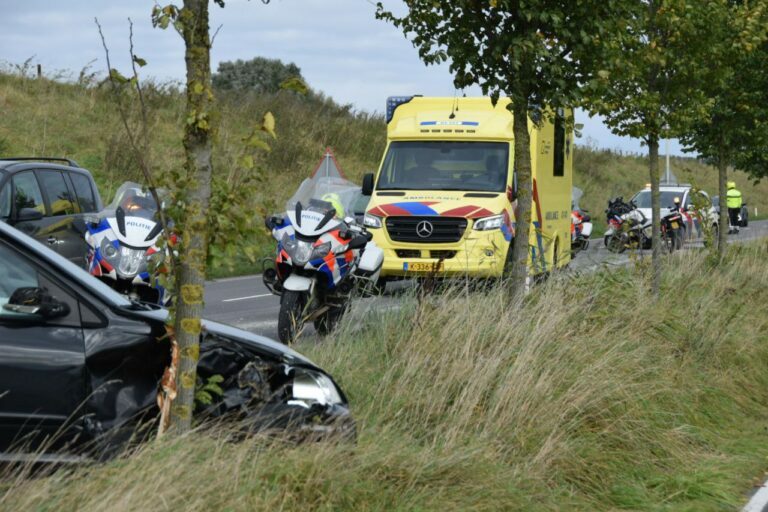 Aanrijding op kruispunt bij provinciegrens in Zoutkamp; één gewonde