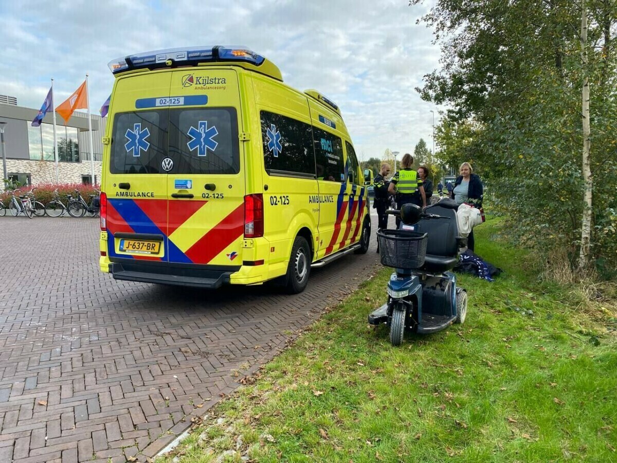 Oudere man op scootmobiel raakt te water in Burgum