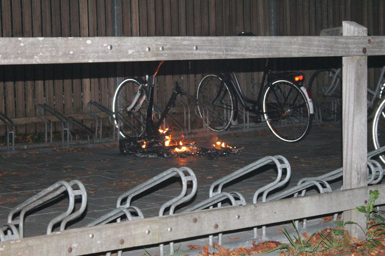 Fietsen in brand gestoken bij busstation in Dokkum