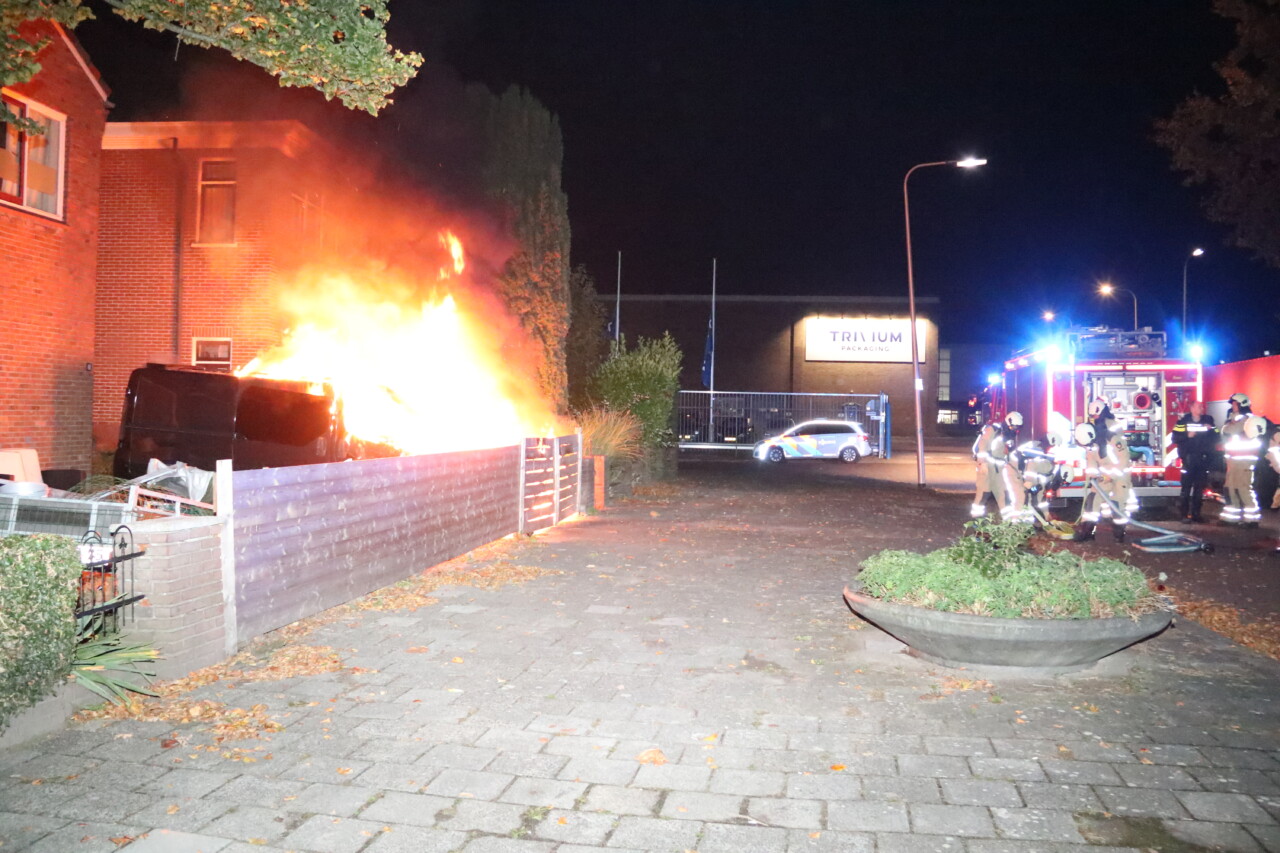 Bestelbus verwoest door brand in Hoogeveen