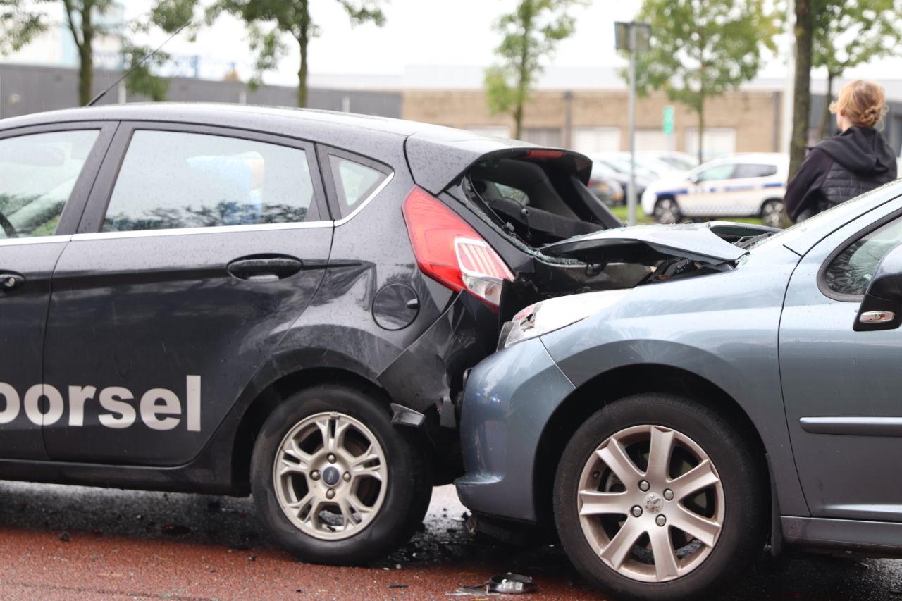 Automobilist botst op lesauto in Sneek; één gewonde