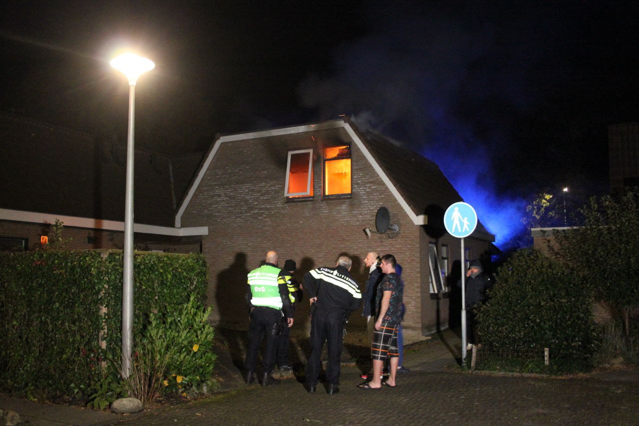 Uitslaande woningbrand in Assen; één gewonde