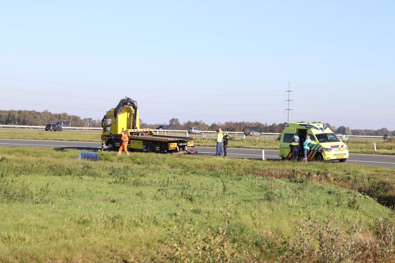 Auto Belandt In Sloot Langs Afrit A7 Heerenveen - NoorderNieuws