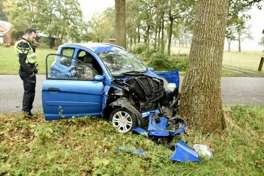 Brommobiel botst frontaal op boom in Nieuw-Roden