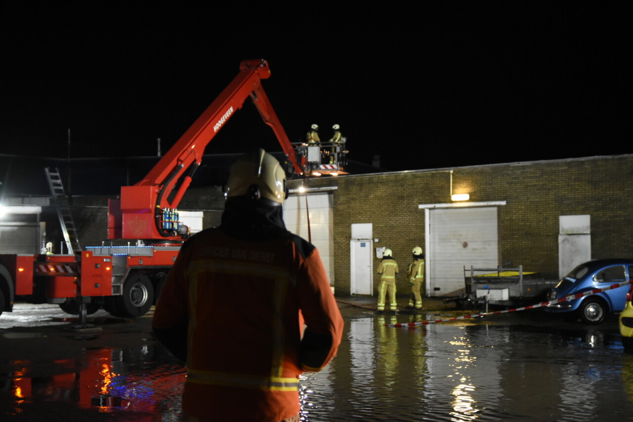 Dak van loods bezwijkt onder grote hoeveelheid water in Meppel