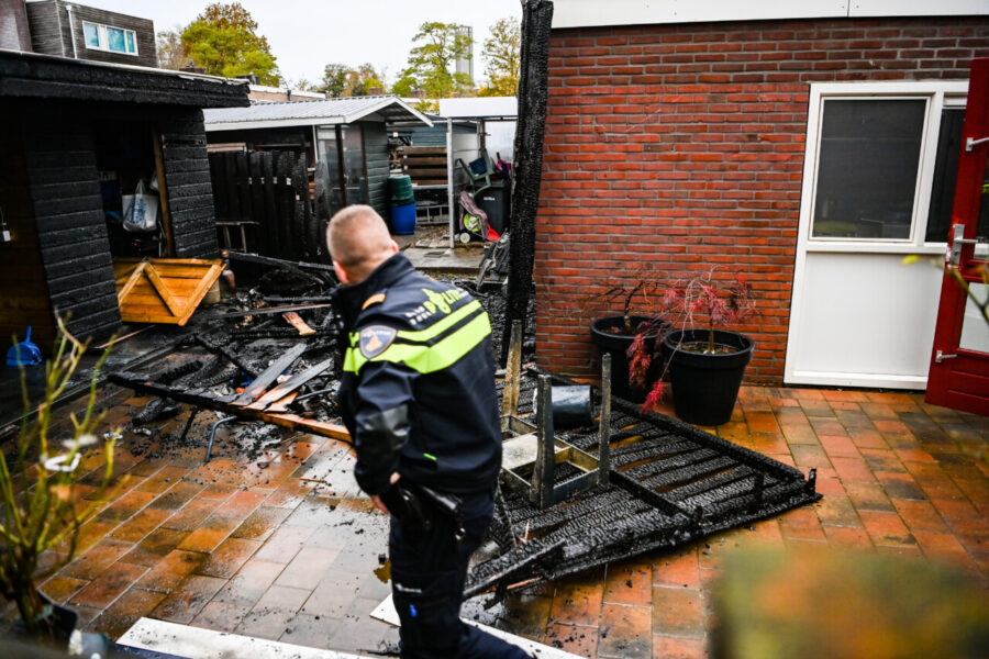 Forse brand achter woning in Hoogezand