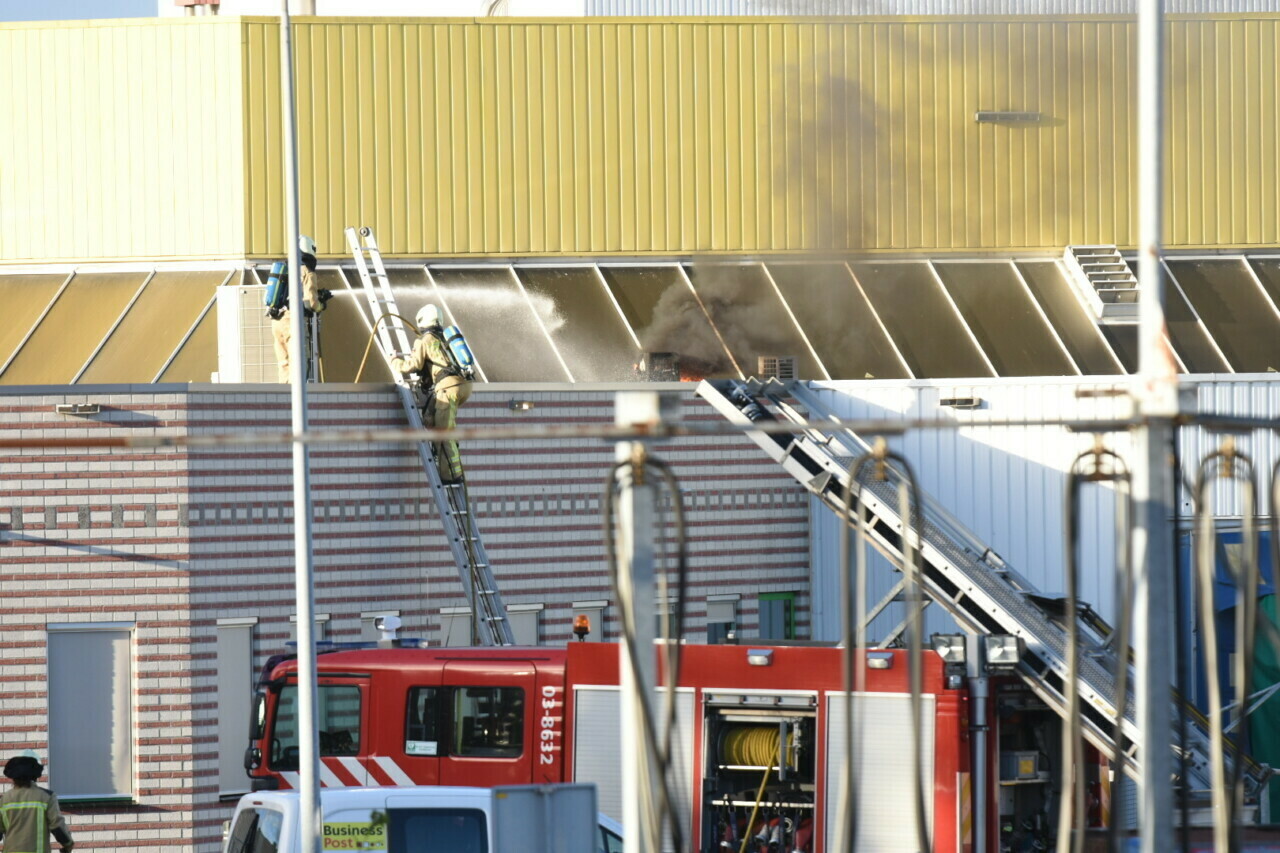 Korte dakbrand bij bedrijf in Emmen