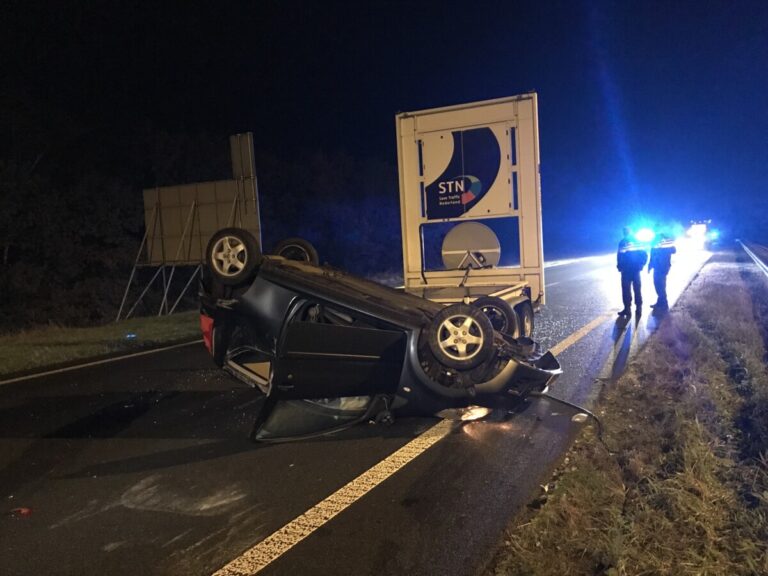Bestuurder botst op pijlaanhanger en belandt over de kop op N34
