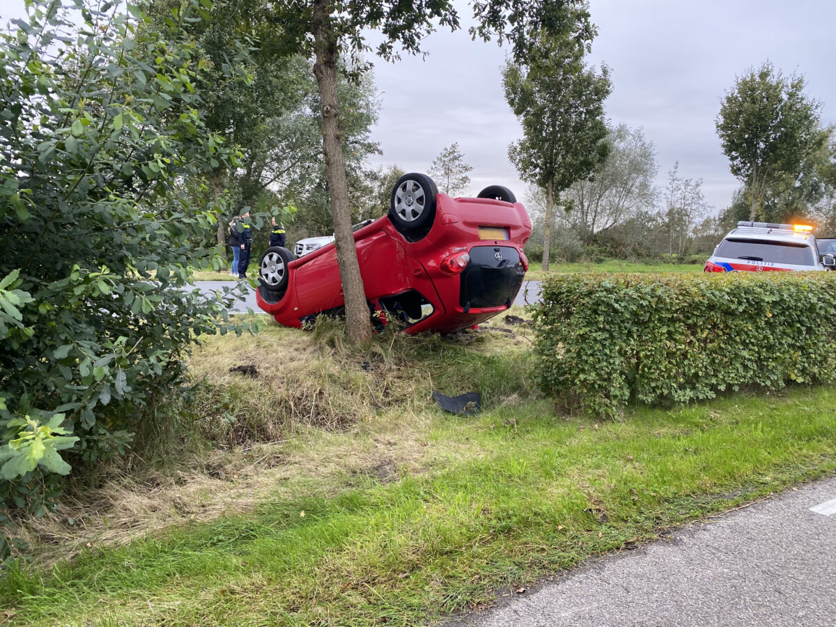 Auto belandt op de kop op N369 bij Boelenslaan