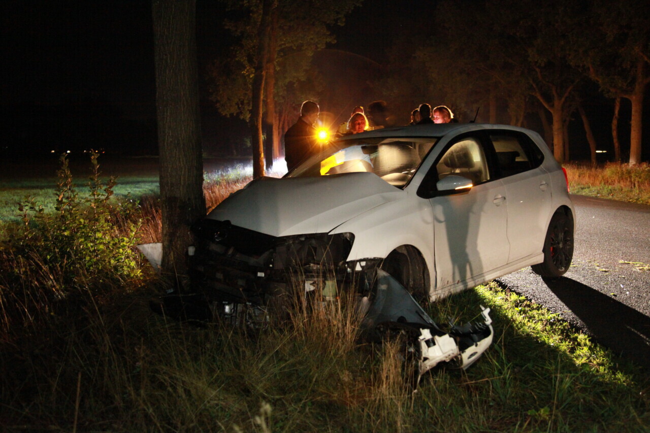 Auto botst tegen boom bij Een-West