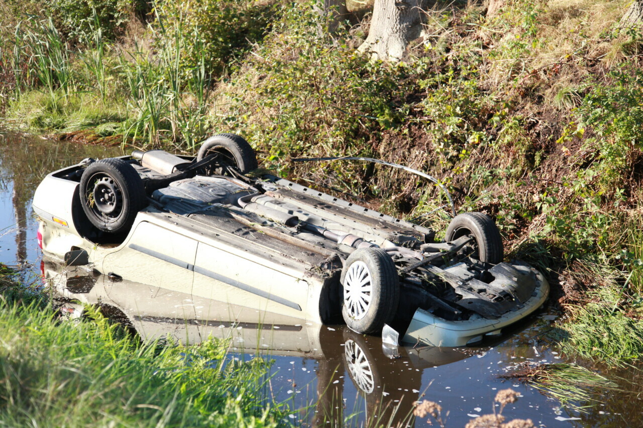 Automobilist belandt met auto op de kop in de sloot in Assen; man aangehouden