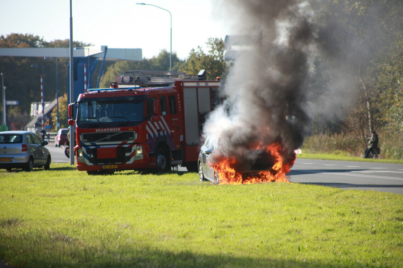 Auto in lichterlaaie bij De Punt