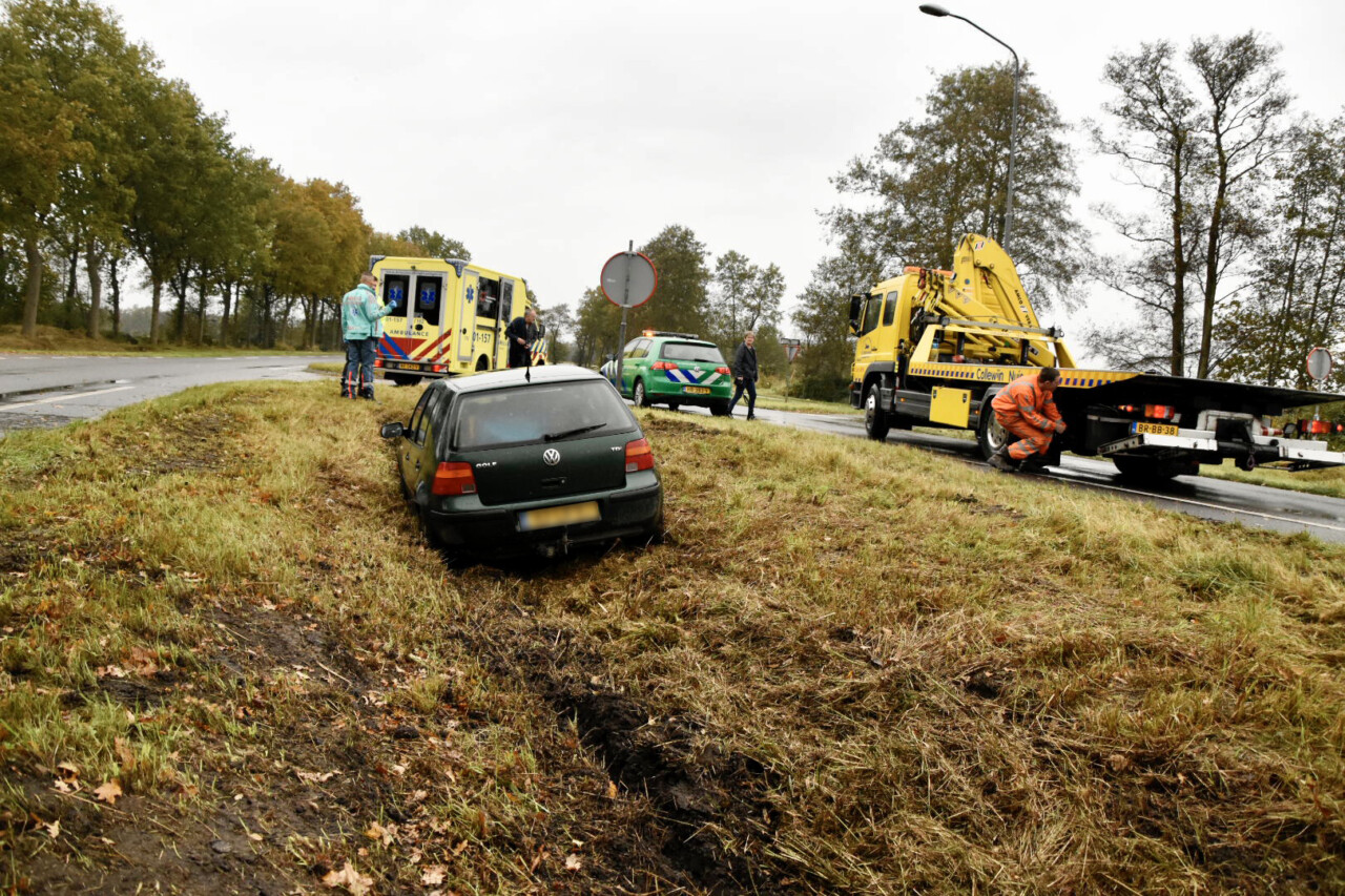 Auto komt in sloot terecht bij Marum