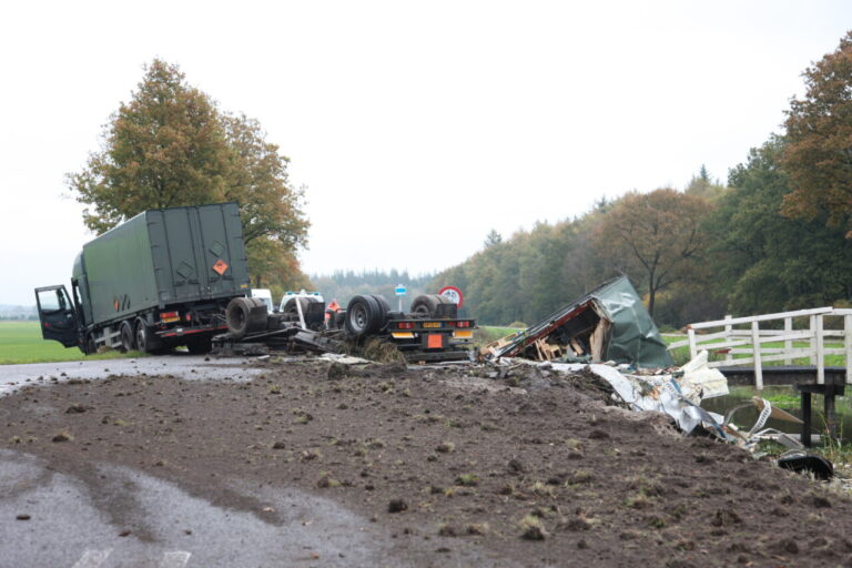 Aanhanger geladen met munitie van defensie total-loss na ongeval in Huis ter Heide (video)