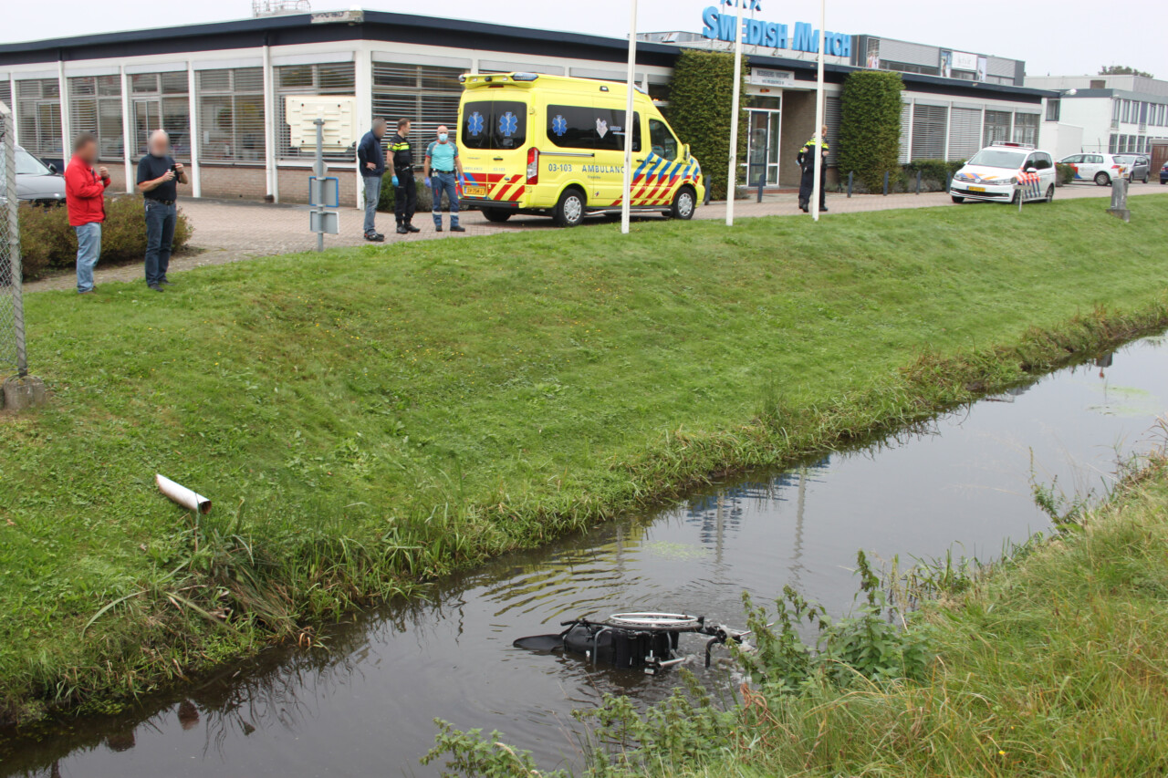 Man in rolstoel belandt in sloot in Assen