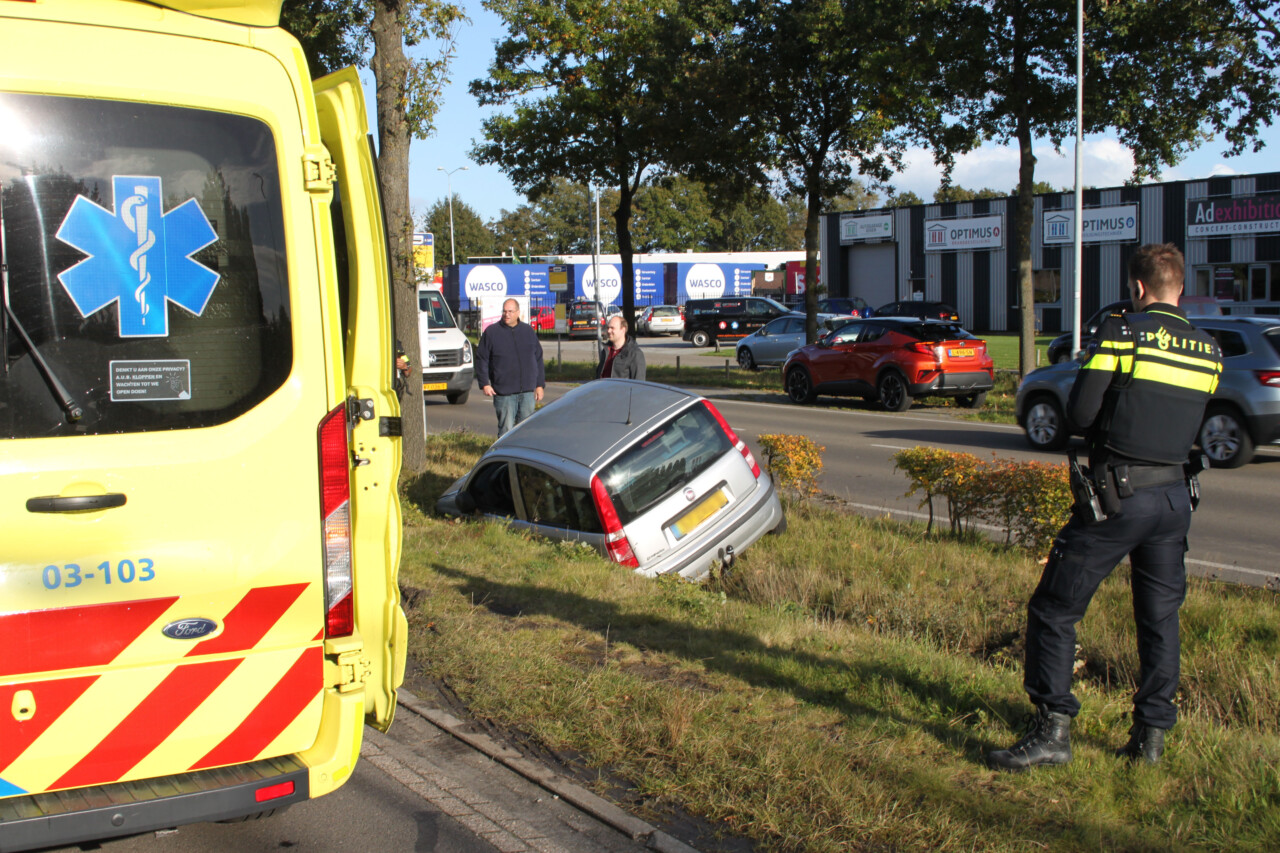 Auto belandt in greppel in Assen