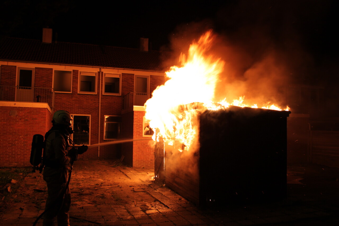 Uitslaande brand verwoest schuur in Assen