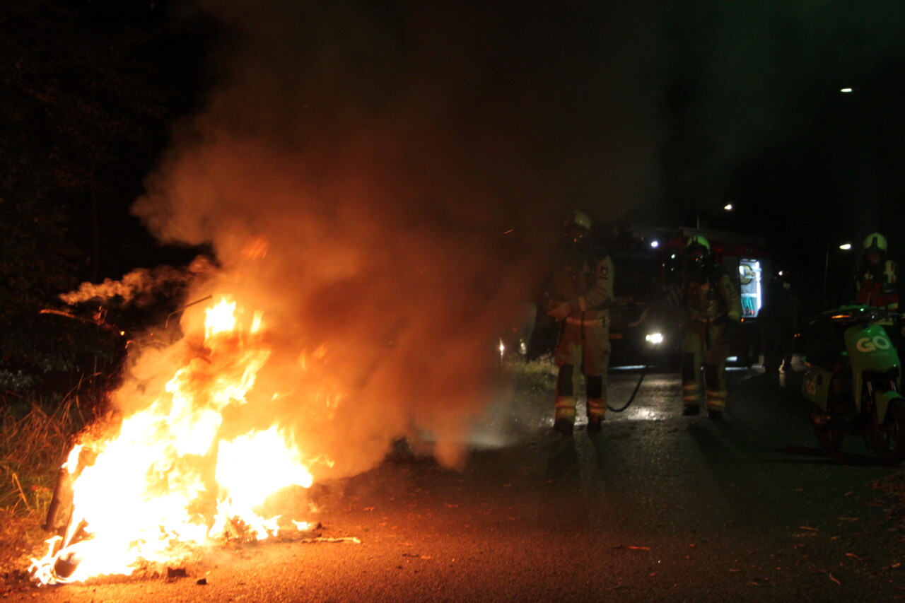 Wederom deelscooter in brand in Assen