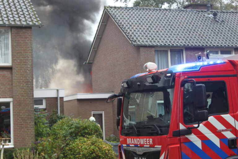 Schuur achter woning volledig verwoest door brand in Assen