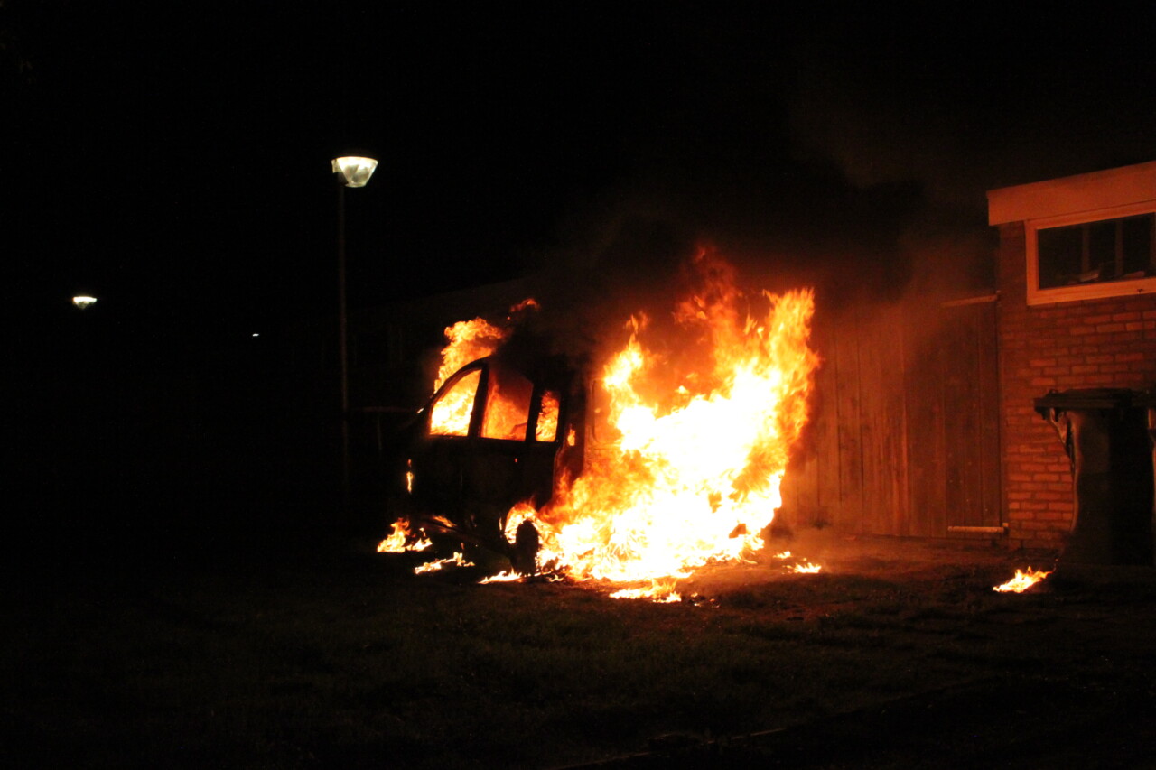 Auto verwoest door brand in Assen