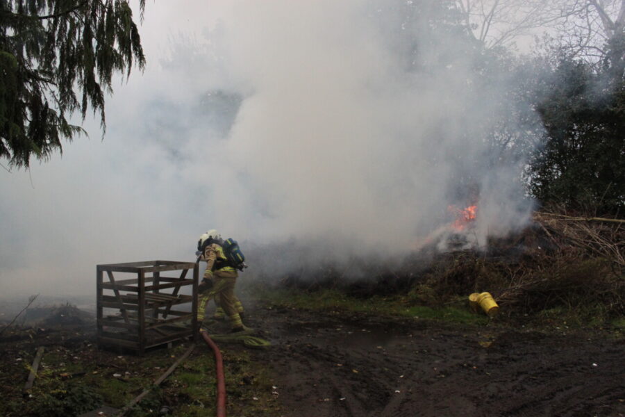 Veel rookontwikkeling bij brand in groenafval in Assen