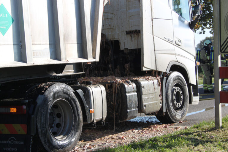 Vrachtwagen verliest slachtafval bij Wijster na aanrijding
