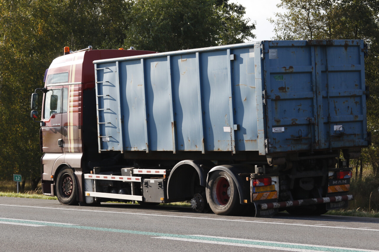 Verloren wielen vrachtwagen raken twee auto’s