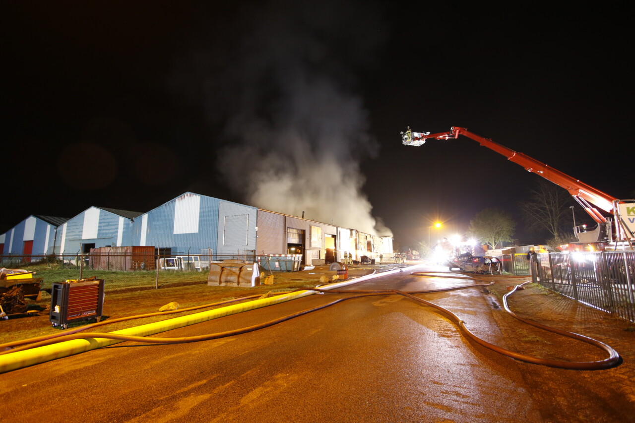 Uitslaande brand verwoest bedrijfspand in Klazienaveen